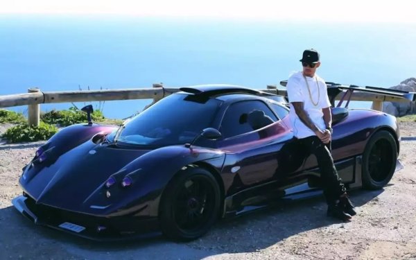 Седемкратният световен шампион във Формула 1 Люис Хамилтън разби суперавтомобила Pagani Zonda в Монако в края на 2015 година. Британецът влезе в завой с около 200 км/ч и не успя да го вземе. След инцидента той обясни, че отдава катастрофата на "лошото си самочувствие и липсата на сън", а не на прекалено високата скорост.
