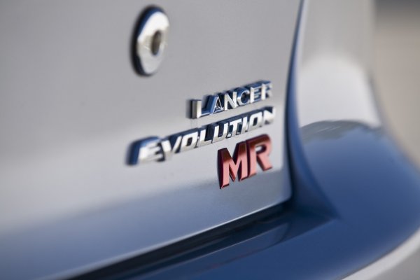 Максималната скрост която може да развие е 242 км/ч