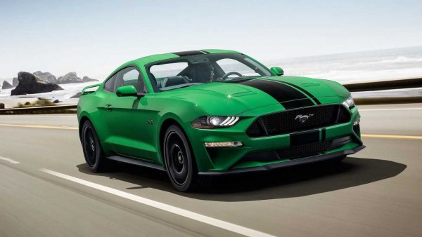 Най-прочутият американски спортен модел е и сред малкото такива с голям и мощен атмосферен двигател. Става въпрос за петлитровия V8 Coyote, развиващ мощност от 450 коня и 529 Нм въртящ момент, който се поставя на GT версията на Ford Mustang. С него се комбинира шестстепенна ръчна или новата десетстепенна автоматична трансмисия.