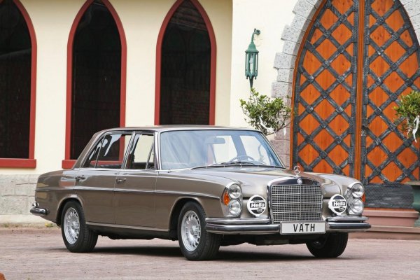 Mercedes-Benz 300 SEL 6.3. Автомобилът е възстановен от тунинг студиото Vath 