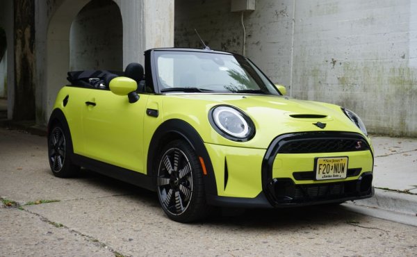 1. MINI Convertible - 5,333 (45.8%)
2. BMW 4 Series - 2,385 (-9.6%)
3. Porsche 911 - 2,381 (34.8%)
4. Mercedes SL - 1,198 (5345.5%)
5. Mercedes C-Class - 1,000 (64.7%)
6. Mercedes E-Class - 714 (50.3%)
7. Porsche 718 Boxster - 692 (9.0%)
8. BMW Z4 - 667 (-5.9%)
9. Audi A5, S5 - 581 (-34.3%)
10. Audi TT - 433 (31.2%)
ОБЩО - 15,905 (28.7%)