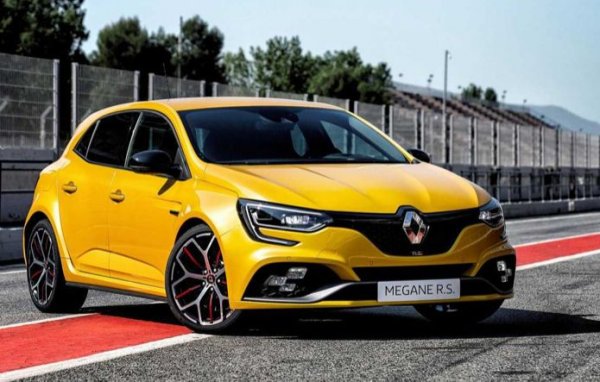 Дори стандартният хот-хеч M&eacute;gane R.S. може да се похвали с 280 к.с., но при версията Trophy мощността вече е 300 к.с. Френският модел (както и Peugeot 308 GTi) разчита на турбомотор с обем по-малък от 2,0 литра. Под капака на M&eacute;gane R.S Trophy има 1,8-литров двигател с 300 коня и 400 Нм въртящ момент.