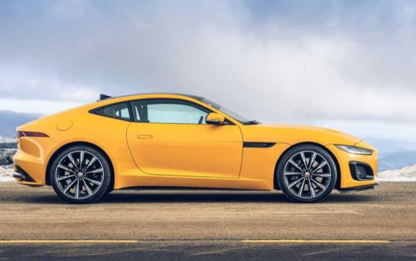 Под капака на различните версии на Jaguar F-Type се срещат не само мощни V8 с механичен компресор, но и турбочетворка с 300 к.с. Този 2,0-литров двигател носи обозначение P300, като предла и 400 Нм въртящ момент.