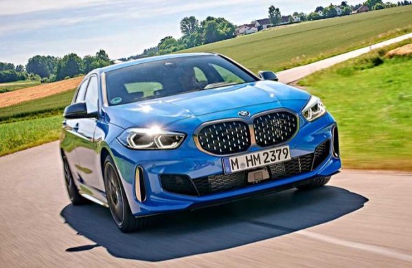 В арсенала на баварците също има агегат с 4 цилиндъра, развиващ повече от 300 к.с. Този мотор се среща при моделите с индекс 135i, като разчита на 306 к.с. Освен за 1-Series агрегатът е достъпен още за X1, както и за 2-Series Gran Coupe.