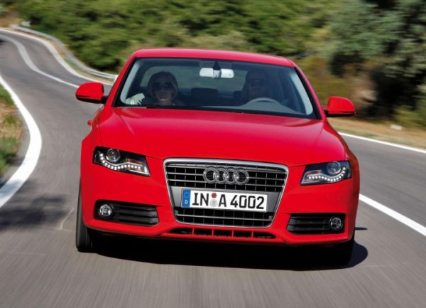 Двата германски автомобила са оборудвани с второто поколение двигател 2.0 TFSI EA888 (с мощност 180&ndash;211 к.с.), като основният риск е високият разход на масло. При двигателите от по-ранните години на производство (2008&ndash;2012) маслото може да намалява постепенно в рамките на няколко хиляди километра, което означава, че краткото пробно шофиране няма да разкрие проблема. 

Диагностиката трябва да включва ендоскопски оглед на цилиндрите и тест при студен старт с анализ на изгорелите газове. Непременно проверете обтегача на ангренажната верига. Също така проверете кода на двигателя (например CDNB или CDNC), за да разберете дали той попада в списъка с проблемните серии. 