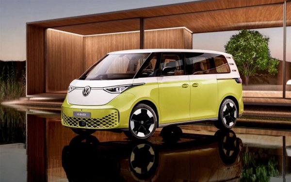 В интериора германците залагат само на синтетични материали, в това число и на преработени използвани пластмасови бутилки. Както и при концептуалния модел, тук също се залага на минимално количество аналогови бутони и превключватели. Управлението на повечето системи и функции става през 12-инчов сензорен дисплей на информационно-развлекателната система, която се обновява от разстояние.