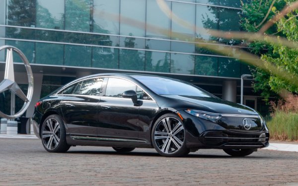 Серийният вариант поручава &bdquo;тапа&ldquo; Black Panel вместо решетка на радиатора с трилъчева емблема, както и джанти с размери от 19 до 22 инча, които имат оптимизирани аеродинамична форма на спиците. В салона се залага на 56-инов дисплей MBUX Hyperscreen, под който е разпологен еклан с диагонал 37 инча. Лифтбекът е оборудван с луксозни седалки и с аудиосистема Burmester c 15 говорителя и мощност 710 вата.