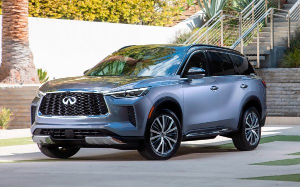 Серийната версия наследи масивната решетка на радиатора с тесни светодиодни фарове, над всеки от които са разположени три блока с дневни светлини. Темата с тройни диодни елементи е продължена и в задната част на машината. Освен това QX60 получава релефен капак, масивни арки на калниците, спойлер, панорамен покрив и лети джанти с нестандартен дизайн.