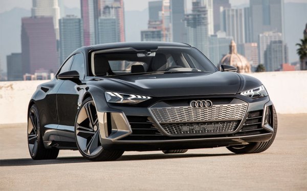 Audi e-tron GT е първият електрически седан на марката от Инголщад, като той беше загатнат още през 2018 г., когато беше показан едноименния прототип. За разлика от него серийният модел получи стандартни ръчки на вратите и странични огледа с голям размер. Полегатият покрив, светодиодните фарове с графични елементи и джантите с размери 19, 20 и 21 цола са същите като на концептуания модел. Коефициентът на аеродинамично съпротивление е 0.24.