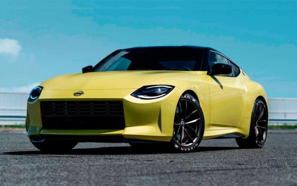 През 2000 г. компанията Nissan показа на олайн-мероприятие концепция на нов спортен автоомобил в ретро-стил. Прототипът получава името Proto, а дизайнът му получава черти от класически модели на Nissan. Формата на капака и на светодионите фарове, например, напомнят за класическия модел 240 от 70-те години, а жълтият цвят на каросерия и квадратната решетка на радиатора препращат към Z-моделите на марката. Крилите и фаровете на спортната кола са в стила на модела 300ZX от 90-те години.