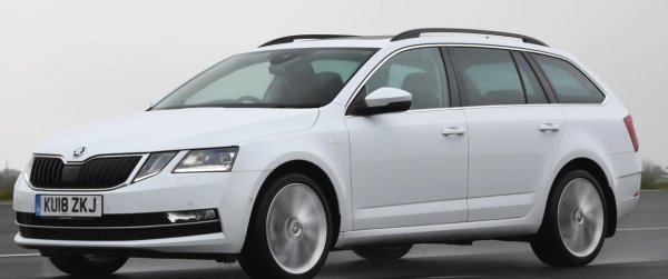 Skoda Octavia Estate 2013-2020 e превъзходен мулти- функционален инструмент. Разбира се, комбитата са направени за товарене, а багажникът на чешката кола е огромен. Наистина, неговият капацитет на практика съответства на този на много по-големи и по-скъпи модели, включително  употребявани Mercedes-Benz E-Class. Задните седалки се разделят и сгъват в съотношение 60/40 с издърпване на удобно разположен лост и това е само една от многото и разнообразни полезни функции на Octavia.

Интериорът също е просторен, с много място за главата и краката за четирима възрастни, които да се поберат удобно &ndash; петима с леко притискане. Всичко това в пакет, който е малко по-голям от Volkswagen Golf Estate 2013-2020 , с който Octavia споделя основата.

Всички версии имат интелигентен интериор и са добре оборудвани, въпреки че препоръчваме да пренебрегнете началното ниво на оборудване S в полза на SE, което идва с двузонов климатроник и предни фарове за мъгла. Малко по-скъпата технология SE носи подобрен сензорен екран.
Богатата гата от двигатели се простира от 1,0-литров бензин до 2,0-литров бензин и дизел. Бензиновият 1.4 TSI двигател е страхотен, но експертите давата топ оценка на по-късния 1.5 TSI. Ще е ок да изберете кола с фейслифт от 2017 г. или по-нова с 1,5-литровия двигател.