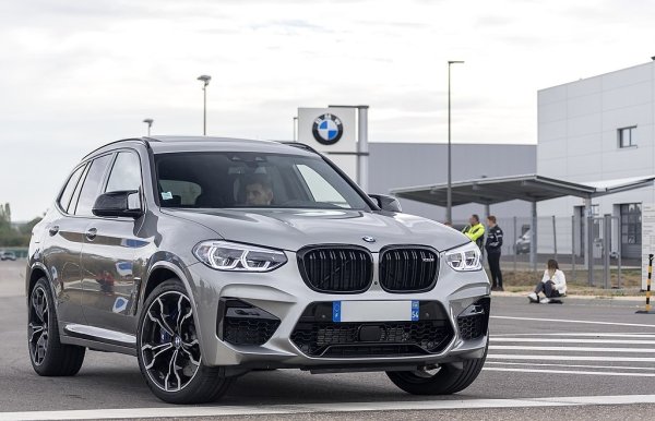 Изборът ни е G01. Третото поколение X3 предлага най-добрите опции за задвижване, освен ако не сте заклет почитател на дизела. Особено внимание заслужава X3 M - емблема, която няма да намерите на гърба на никое друго поколение. Въпреки че X3 (G45) може да се окаже надежден в дългосрочен план, все още е рано да се правят сравнения.