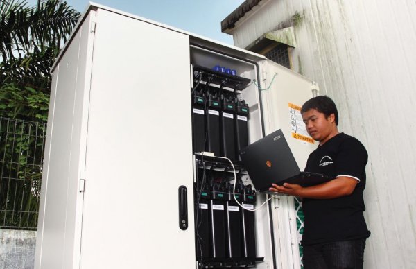 КАКВО: Нещо средно между батерия и горивна клетка. Използва кислорода от въздуха, за да захранва химическа реакция, произвеждаща електричество. Плюсовете - до 10 пъти по-висока енергийна плътност от литиево-йонната батерия. И вместо литий може да се използва цинк, по-разпространен и много по-евтин.
