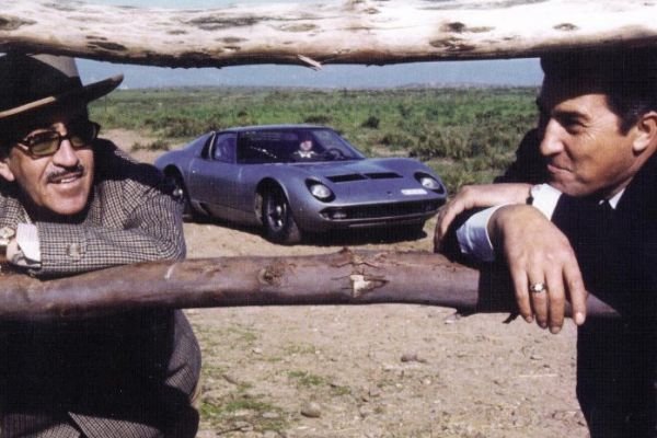 Феручо Ламборгини (вдясно) на гости в ранчото на дон Едуардо Миура