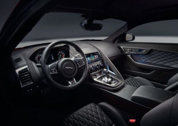 Както и М8, така и F-Type е със задвижване на четирите колела, макар и по-консервативна. Двигателят също е V8, но не с турбина, а с механичен компресор. Мощността му е 575 к.с. и 700 Нм, като е комбиниран с 8-степенна автоматична скоростна кутия. Ускорението от 0 до 100 отнема 3,7 секунди, а максималната скорост е 300 км/ч.
