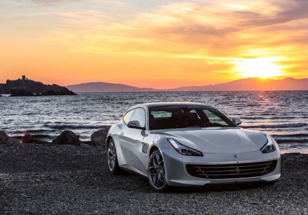 Ако потенциялният купувач на BMW M8 има огромен бюджет за купуване на кола, на какво друго може да се спре? Например, на този гран-турър на Ferrari с турбо V8 двигател. GTC4Lusso, разбира се, може да се съчетае и с атмосферен V12 със 700 к.с., но това няма да е честно противопоставяне на бавареца. Както по мотор, така и по цена.
