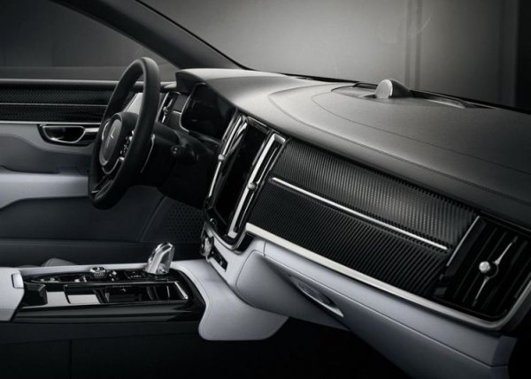 За тези пари не си купувате купе на Volvo, струващо 155 000 евро, а високотехнологичен хибрид с карбонова каросерия. Той се задвижва от бензинов двигател, два електромотора и интегриран стартер-генератор. Мощността на агрегата е 608 к.с. и 1000 Нм, като при ниски скорости Polestar 1 може да се движи само на ток, изминавайки до 150 км.
