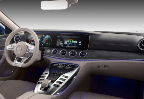 Както и "емката", така и четиривратият GT 63 S разполага сък система за задвижване на четирите колела с дрифт-режим. При нейното активиране 639 к.с. и 900 Нм отиват на задната ос. Ускорението от 0 до 100 км/ч отнема 3,2 секунди, а максималната скорост е 315 км/ч.
