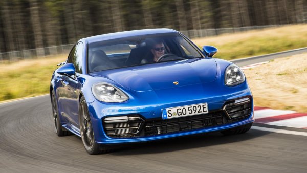 Още едно купе с 4 врати, този път от Щутгарт. То може да се поръча и с дълга база, което със сигурност ще повиши интереса на клиентите. Силните страни на Panamera Turbo S E-Hybrid не се изчерпват с практичността му, тъй като това е един от най-бързите серийни хибриди на планетата.
