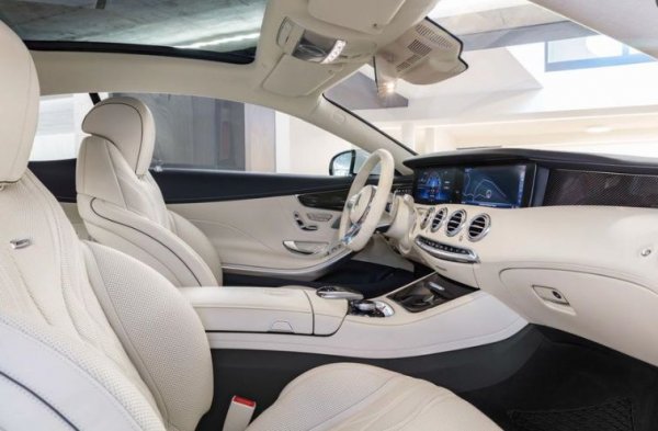 Под капака на S 53 е поставен 4,0-литров V8 двигател, който развива 612 к.с. и максимален въртящ момент от 900 Нм, които са достатъчни за ускорение от 0 до 100 км/ч за 3,5 секунди (впечатляващ резултат за кола, която тежи 2 тона). Впрочем, S-Class не е единственият конкурент на Mercedes-AMG срещу новото М8.
