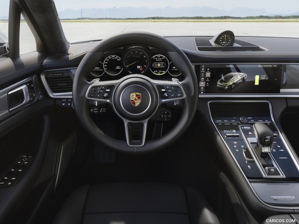 Базовият вариант струва 176 200 евро, като клиентът получава снаряд с 680 к.с., който, по паспортни данни, харчи само 2,9 л/100 км. Ускорението от 0 до 100  км/ч отнема 3,5 секунди, а максималната скорост е 310 км/ч.
