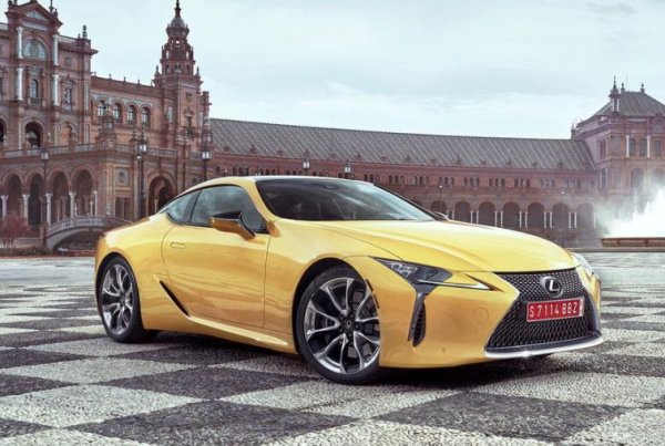 LC500 е типичният представител на старата школа в този клас - той е със задно предаване и атмосферен 5,0-литров V8, съчетан с 10-степенна автоматична скоростна кутия. На някои пазари купето може да се поръча и в хибридна версия - LC500h, където V8 двигателят е заменен от V6 и електромотор, но пък стандартната версия е много по-мощна. 
