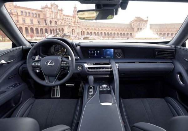 Въпреки това, заради атмосферния си двигател LC500 е много по-слаб от M8 - 477 к.с. и 540 Нм въртящ момент. Ускорението от 0 до 100 км/ч отнема 4,7 секунди, а максималната скорост е 270 км/ч. Цената също е по-ниска - 112 430 евро.
