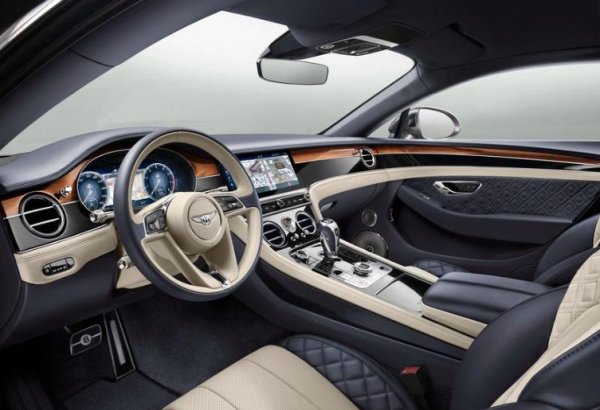 Двигателят W12 с работен обем 6,0 литра и две турбини развива 635 к.с. и 900 Нм. Ускорението от 0 до 100 км/ч при тежащия 2244 кг. автомобил отнема 3,7 секунди,  максималната скорост е 333 км/ч. Цената също си я бива -базовият вариант на версията с W12 струва 194 980 евро.
