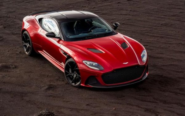 Класическите форми на DBS Superleggera впечатляват, но не само те са сред основните оръжия на този автомобил. Под капака му е поставен битурбо V12 двигател, развиващ 725 к.с. и 900 Нм въртящ момент. Въпреки това, и тази кола си има някои недостатъци.
