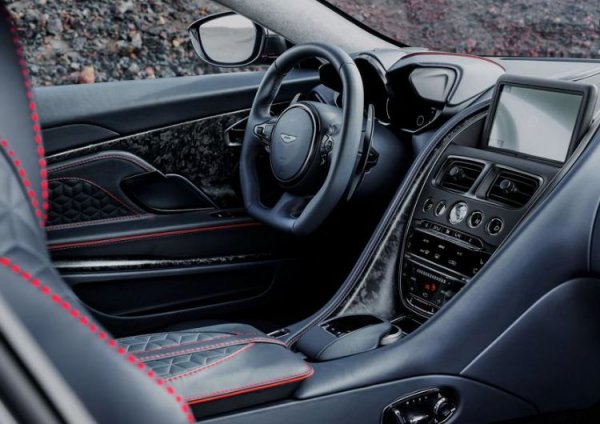 Първият е свързан с името - едва ли можеш да наречеш Superleggera (на италиански - супер-лек) купе, тежащо 1693 кг. Второ - британският модел много трудно покрива обявените 3,4 секунди за ускорение от 0 до 100 км/ч. И трето - той струва 309 720 евро. За тези пари ще си купиш две BMW M8 и ще ти останат.
