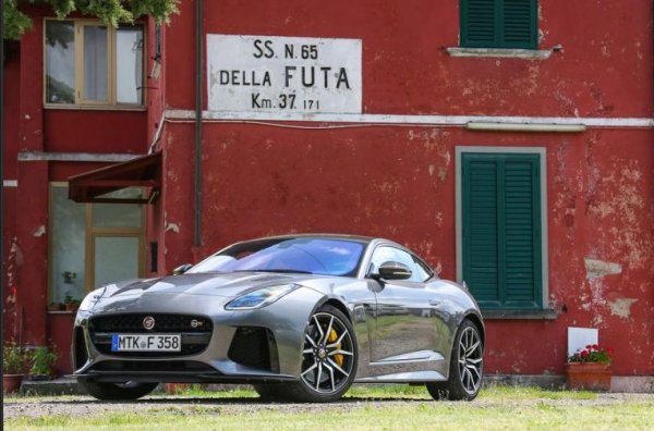 При F-Type SVR нещата са различни, най-малкото, защото като цена този автомобил е съвсем близо зо M8 - 144 7800 евро. Британецът обаче е по-компактен, няма задни седалки и изглежда леко поостарял. Все пак, не може да се отрече, че и този модел предлага впечатляващ дизайн, вдъхновен от легендарния E-Type.
