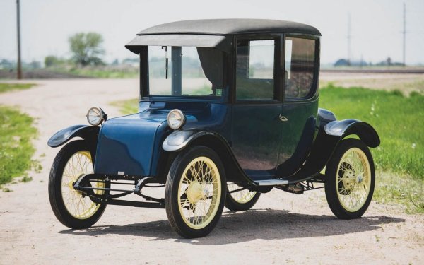 Ето ви го и първия парадокс: днешното възраждане на електромобилите е възможно изцяло благодарение на Арнолд Шварценегер - човека, който имаше колекция от 7 гигантски SUV Hummer. 
Защо възраждане ли? Защото електромобилът не е съвременно изобретение: всъщност в първото десетилетие на ХХ век над една трета от всички автомобили, продадени в САЩ, са електрически. Но после напредъкът на двигателя с вътрешно горене и откриването на нови нефтени находища правят бензиновите автомобили по-практични и, най-вече, много по-евтини. Тъкмо тогава колата се превръща в символ на свободата, а не в глезотия за богатите. 
НА СНИМКАТА: Електрически модел на Milburn от 1915
