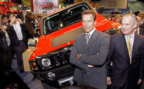 Простата аритметика не се е променила съществено: конвенционалните автомобили все още си остават значително по-евтини за производство от електрическите. За да се обърне съотношението, трябваше да се намесят политиците. Начело с Терминатора. 
Като губернатор на Калифорния, Шварценегер прие редица закони в подкрепа на електрическото задвижване - и най-после му даде шанс да подаде глава над водата. Без Арни нямаше да има нито Tesla, нито Зелена сделка, нито китайска хегемония при батериите. Подкрепата на един-единствен щат не звучи кой знае колко внушително - но ако го разгледаме поотделно, този щат е всъщност петата най-голяма икономика на планетата. Субсидиите и данъчните отстъпки в Калифорния дадоха нужния тласък на електромобилите и подтикнаха и други - включително и европейците - да мислят в тази посока. 
