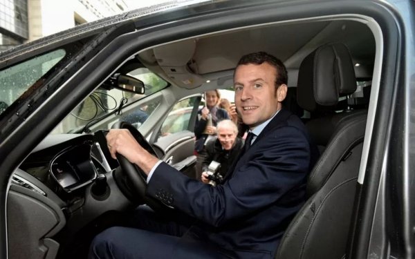 Шварценегер обаче нямаше никакво намерение да забранява двигателя с вътрешно горене (нито един политик в Америка не би си го и помислил). Китайците, които днес са неоспоримият световен лидер в електрическия сегмент, също не говорят за забрана на ДВГ. Напротив, тепърва започват да разработват големи V6 и V8 двигатели за луксозните си модели. Забраната е изцяло европейска идея, намерила благодатна почва в главата на един европейски политик: Еманюел Макрон. 
През 2016 именно френският президент започна силния натиск за нулеви емисии от 2035. Тази формулировка, валидна и днес в ЕС, е на практика забрана за ДВГ във всичките му форми, дори и в плъг-ин хибридите. 
