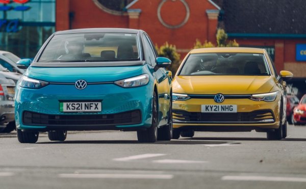 Електромобилите действително вече се доближават по цени до конвенционалните автомобили (макар да не са се изравнили съвсем). Защо тогава реалността толкова се разминава с плановете на Брюксел? Причината всъщност е много проста. Изравняването на цените се случва, но в грешната посока. Вместо електромобилите да станат по-евтини, конвенционалните коли станаха драстично по-скъпи - резултат до голяма степен и на постоянно трупащите се нови европейски регулации за емисии и за безопасност. В същото време инфраструктурата за зареждане на електромобили - нещото, което ЕК трябваше да организира и стимулира - драматично изостава. Вместо 3 милиона точки за зареждане, колкото предвиждаха плановете, Европейският съюз днес има едва около 1.05 милиона. При това над половината от тях са само в три държави - Германия, Нидерландия и Франция. 
