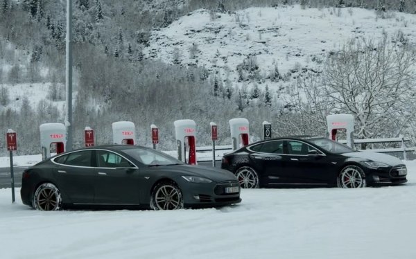 Политиците с "убежденията" в Брюксел често цитират Норвегия като пример, че електрификацията може да се случи. През тази година електромобилите имат около 97% пазарен дял в скандинавската страна. Но делът им от общия брой превозни средства по пътищата все още е под една трета (27%). А и Норвегия е тъкмо изключението, обясняващо защо електрификацията не може да стане толкова бързо другаде. Норвегия е страна с огромен дял на възобновяемата енергия от електрическия микс. Норвегия е страна с огромни финансови ресурси (по ирония - от експорта на нефт и газ), която може да си позволи да субсидира електрификацията и да плати цената за инфраструктурата. И накрая Норвегия е страна, чието население е концентрирано в няколко по-големи града и живее предимно в къщи с гаражи. 
