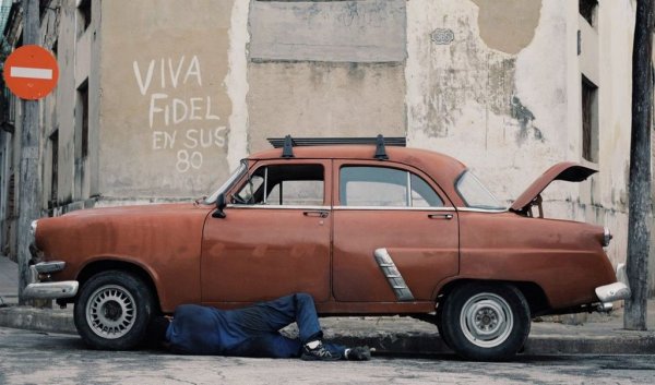 Почти никъде в ЕС няма подобни благоприятни условия за електрификация. Хората, чиито начин на живот е подходящ за EV, вече са се сдобили с него. Остават другите. Затова и много анализатори очакват скорошно "плато" в търсенето на електромобили. 
Всъщност мерките на Брюксел (все по-стриктни тавани за емисиите и все повече задължително оборудване за безопасност) дават обратен ефект, предизвиквайки т. нар. "Ефект Хавана". В кубинската столица, заради ембаргото и недостига на компоненти, хората са принудени да карат старите американски и съветски автомобили по над половин век, поддържайки ги с подръчни средства. В Европа все повече хора, отчаяни от цените на новите автомобили, предпочитат да запазят старите. Средната възраст на автопарка в ЕС през 2016 година бе 10.6 години. През 2022 вече достигна 12.3 години, и продължава да расте. Това е резултатът, както ми каза един представител на германската автомобилна индустиря, че политиците са забравили каква е целта - намаляването на емисиите, и са се фокусирали изцяло върху средството - електрическите автомобили. 
