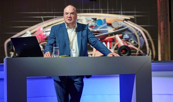 Дълги години европейската автомобилна индустрия като цяло приемаше мълчаливо диктата на Брюксел: дали защото се наслаждаваше на най-големите печалби в историята си (благодарение на бума в Китай), дали защото допусна грешката да вярва на политиците, не е съвсем ясно. Но няколко компании - като BMW Group и Stellantis - от години възразяваха, че ролята на Еврокомисията би трябвало да е да постави целите (понижаване на емисиите) и да остави индустрията и потребителите да намерят различни начини за изпълнението им. "Регулации, които пренебрегват нуждите на клиентите и пазарните реалности - като същевременно се провалят в установяването на рамка за създаване на алтернативни технологии - не могат да имат успех. Те поставят цели, но изключват възможните решения", каза ни д-р Томас Бекер, вицепрезидент на BMW Group по външните работи и устойчивото развитие. 
НА СНИМКАТА: Д-р Томас Бекер, който от години отговаря за връзките с правителствата на BMW Group