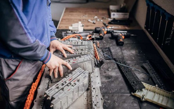 В същото време на някои пазари като Италия биогоривата намаляват емисиите на ползвателите си с по 80, дори 90%. А и подходът на Брюксел изобщо не отчита емисиите при производството (по правило доста по-високи за електромобил, отколкото за кола с бензинов двигател). Не отчита и емисиите при рециклирането в края на живота на автомобила. Някои производители от години се опитват да направят производствените си процеси по-чисти, да ползват възобновяема енергия, "зелена" стомана и така нататък. Но политиката на ЕС по никакъв начин не насърчава - и не забелязва - тези усилия. 
Другото предложение, което направи председателят на борда на директорите на Stellantis Джон Елкан (и което се подкрепя от германските гиганти), е Европейският съюз да започне да получава кредити за спестените емисии, ако "пенсионира" предсрочно даден автомобил - тоест ако го изведе от пазара и рециклира след, да речем, 100,000 км пробег. На пръв поглед това звучи нелогично на фона на високите разходи за производство. Но то ще позволи да се засилят инвестициите в технологии за рециклиране и ще накара повече компании да произвеждат автомобилите си с мисъл за т. нар. "кръгова икономика". А това вече ще намали производствените емисии за нов автомобил драстично. 
