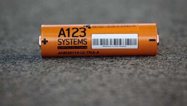 Но тази хегемония на Китай е съвсем отскоро, и не е резултат на някакво невероятно технологично превъзходство, както смятат мнозина, а на дрямката на Европа и Америка. През 2005 година Китай имаше само два производителя на батерии, и то твърде скромни. Но после спряната от Обама програма за насърчаване на сектора в САЩ позволи на китайска компания да откупи пионера А123. Днешният световен лидер CATL всъщност произхожда от японската ATL, след като японците загубиха интерес. 
После се намеси Пекин. Китайците проследиха внимателно плановете на Макрон за електрификация на Европа, и след това се задействаха изпреварващо. През 2017 правителството задължи автомобилните производители, продаващи в Китай, да поддържат баланс между конвенционалните и електрическите модели. Освен това ги задължи да произвеждат електромобилите си на китайска земя, за да не си навличат допълнителни глоби, и да ги произвеждат с китайски батерии. Оттам и метеоритният растеж на компании като CATL. Eвропа се сети да противодейства седем години по-късно (и го стори толкова умело, че всъщност наложи по-високо мито за MINI Cooper, произвеждан в Китай, отколкото за BYD Seal). 
НА СНИМКАТА: Технологиите на основаната в Масачусетс A123, фалирала заради спрените от Барак Обама дотации, послужиха като основа на китайската индустрия за производство на батерии