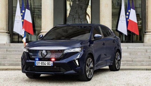 В известен смисъл, загадка е и обратната позиция на Франция и Испания, двете държави начело на продължаващия устрем към забрана на ДВГ. И двете страни имат мощна автомобилна промишленост - не чак толкова ключова като в Германия или Италия, където този сектор дава съответно 5% и 6% от БВП, но все пак значителна (около 3%). Френските компании, като Renault и (отчасти) Stellantis, са твърдо за разхлабване на регулациите. Защо тогава Макрон си остава против? Отчасти обяснението е в мощната френска атомна енергетика, за която масовата електрификация ще е желан стимул (между другото една от причините за електрическия бум в Китай е цената на тока там - едва около 4 цента. България има третото най-евтиното електричество за бита в ЕС, при 13 цента за киловатчас. В Германия цената е над 38 цента). 
НА СНИМКАТА: Еманюел Макрон показно подкрепя френската автоиндустрия, когато избира президентския си автомобил. Но твърде малко я подкрепя с политическите си решения