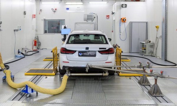 На моменти изглежда, сякаш Европа води война срещу автомобила, оплака ни се преди време един италиански автомобилен мениджър. Или поне срещу европейския автомобил. Дори и сега, докато тече усиленото преразглеждане на Директива ЕU 2019/631, Брюксел подготвя ново изискване за задължителен дял на EV от корпоративните флотилии. А от януари 2026 ЕС променя начина за измерване на емисиите. Досега официалният тест бе на разстояние 800 км, което даваше предимство на т. нар. плъг-ин хибриди (PHEV) - автомобили с бензинов двигател и умерено голяма батерия, способни да изминават 50 до 100 км само на електричество. Но от догодина тестът е на 2200 км. Това ще влоши драстично представянето на европейските PHEV. Но ще удари още едно рамо на китайските производители, които напоследък предлагат PHEV с много по-големи батерии и по-голям чисто електрически пробег. Дали китайските производители са предусетили за пореден път какво ще решат европейските регулатори? Или пък европейските регулатори отново избират онова, което е най-полезно за китайските производители? Това все повече звучи като въпроса за яйцето и кокошката.


