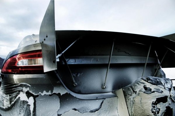 Кадри от местността Бонвил Салт Флатс в щата Юта, където леко доработеният от Rocketsports Racing, Jaguar XFR постави нов рекорд за максимална скорост, развивайки 363 км/ч.