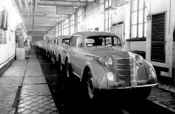 &bdquo;Москвич-400" (на снимката) e копие на Opel, чиито чертежи, заедно с оцелелите останки от оборудването на разрушената фабрика в Германия, са докарани в СССР. Именно този модел дава нов живот на завода в Москва, който сега, между другото, е в същото положение. Отново произвежда &bdquo;Москвич&ldquo;, който е копие на китайски модел.