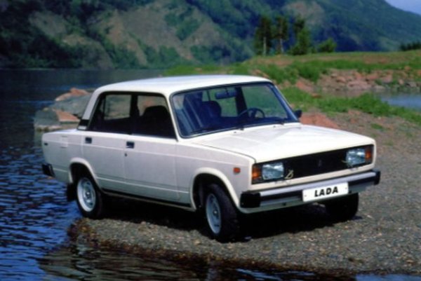 Ако всичко е повече или по-малко ясно с първия съветски Москвич, който се появи в много труден период, тогава историята с италианските Fiat 124, които се произвеждат буквално по целия свят, историята не е така очевидно. Тези автомобили се произвеждат под различни имена в Испания, Турция, България, Малайзия... и дори в Индия, където производството им е организирано едва в средата на 80-те години, когато оригиналният Fiat отдавна е остарял.

За сравнение, лицензирано копие на Fiat за СССР, което получи индекс ВАЗ-2101, дебютира през 1970 г., а актуализираната му версия в лицето на ВАЗ-2105 (на снимката) достигна конвейера през 1980 г. 