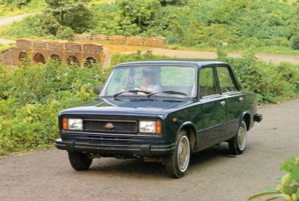 Не е изненадващо, че в Индия решиха да пропуснат ранните етапи от еволюцията на модела - седанът Premier 118NE веднага получи сравнително модерен дизайн в стила на съветската &bdquo;петица&ldquo;. Ясно е, че и двата автомобила са копие на италианския Fiat, а Premier 118NE (на снимката) не е пряко свързан с &bdquo;петицата&ldquo; на ВАЗ, но общите дизайнерски решения за двата клонинга могат да се видят. Индийците произвеждаха Premier 118NE, между другото, точно до 2001 г.!