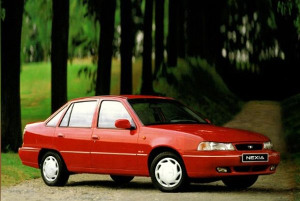 Не е тайна, че седанът Daewoo Nexia (на снимката) беше копие на модела Opel Kadett поколение E, което дебютира през 1984 г. Kadett E видя светлината в няколко варианта, тъй като Opel тогава беше част от концерна General Motors, чието ръководство не се поколеба да произвежда едни и същи автомобили под различни марки. В различни страни беше известен като Vauxhall, Chevrolet и, разбира се, Daewoo.