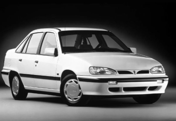 В крайна сметка многостранният Opel Kadett E стигна до САЩ. На местния пазар марката Opel все още се помни от спортния автомобил Opel GT от края на 60-те години на миналия век, но търговците на GM не посмяха да се върнат към нея с малка европейска малка кола. Но американците също не искаха да експериментират с имиджа на консервативната марка Chevrolet, така че в резултат на това Kadett беше включен в гамата на марката Pontiac. Колата получи името Pontiac LeMans (на снимката), като беше произвеждана от 1988 до 1993 г. 