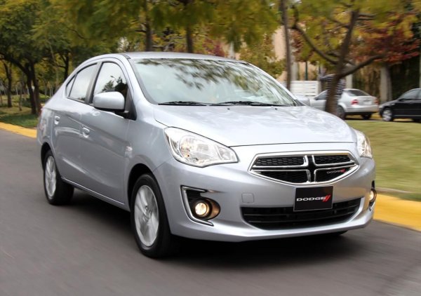 Ярък пример за това е мексиканският Dodge Attitude (на снимката) от второ поколение, който беше преименуван на Hyundai Accent. Мексиканският офис на Dodge реши да не се занимава с приспособяването на дизайна на автомобила към корпоративната идентичност на американската марка. Защо, дори логата на марката Hyundai останаха на местата си.