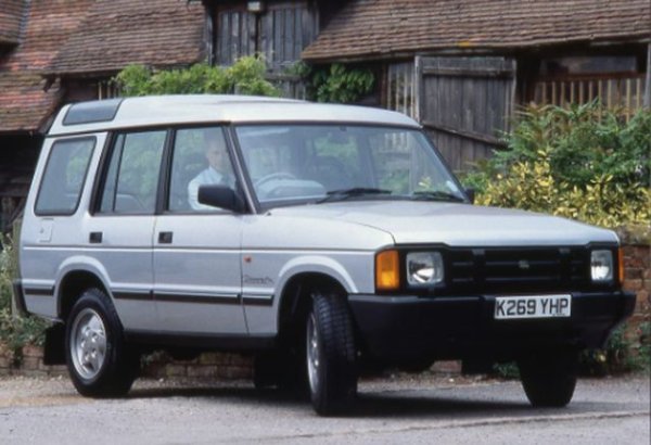 Друг пример за сътрудничество между две компании с различни философии, довело до създаването на няколко странни коли. Втората половина на 70-те години не беше лесна за британската компания Rover - концернът майка British Leyland изпитваше сериозни финансови затруднения, а новата флагманска серия SD1 Rover, за която компанията похарчи много пари, страдаше от проблеми с качеството на изработката и бързо започна да губи интерес от потенциални купувачи. Британците се втурват да търсят партньори в Европа и Америка, които да им помогнат с разработването на нови модели, и през 1978 г. ги намират. В Япония.

Rover и Honda прекараха следващите 15 години заедно - потъващият Rover успя да остане на повърхността в труден период за британската индустрия, а пътят към Мъгливия Албион беше отворен за японците. Първоначално Rover продаваше преработени Honda на родния пазар, а след това компаниите започнаха да разработват съвместно модели и дори направиха опит да върнат британците на американския пазар с новата марка Sterling. 